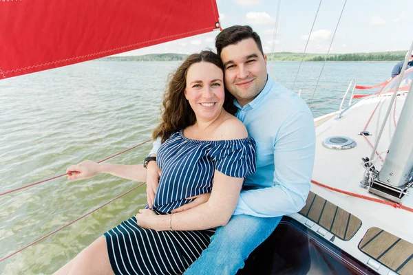 Mulher Grávida Alegre Com Marido Iate Feliz Conceito Gravidez Família — Fotografia de Stock