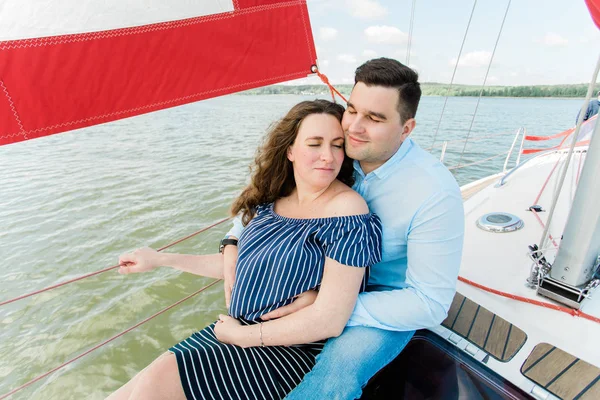 愉快的孕妇与丈夫在游艇上 快乐怀孕的概念 年轻的家庭在度假 坦诚的照片 — 图库照片