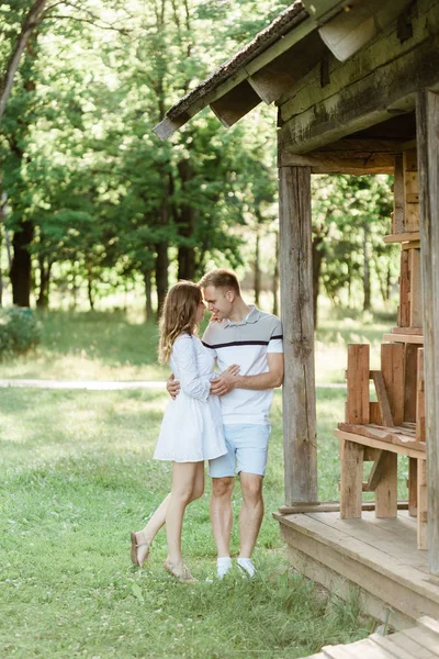 Jonge Mooie Paar Liefde Staande Park Knappe Blonde Meisje Witte — Stockfoto