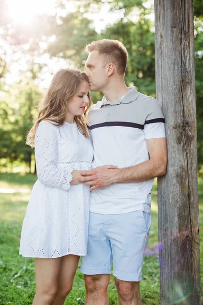Genç Çift Aşk Ayakta Parkta Güzel Beyaz Elbiseli Erkek Arkadaşıyla — Stok fotoğraf