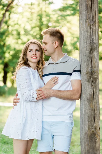 Junges Hübsches Verliebtes Paar Park Schöne Blonde Mädchen Weißem Kleid — Stockfoto