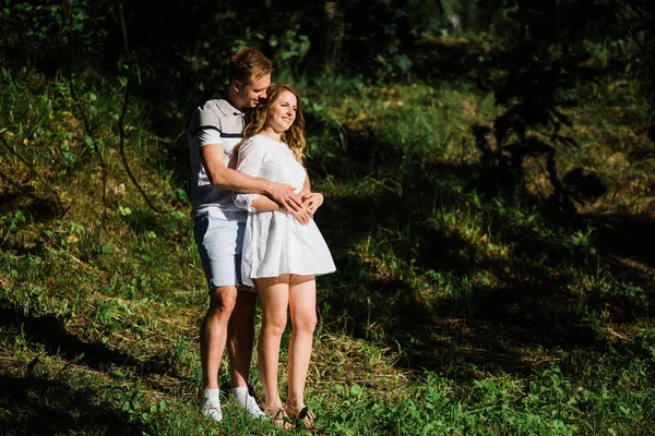 Jovem Casal Bonito Amor Parque Menina Loira Bonito Vestido Branco — Fotografia de Stock