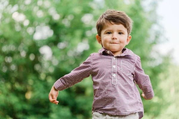 Alegre Lindo Niño Divirtiéndose Parque Feliz Infancia —  Fotos de Stock