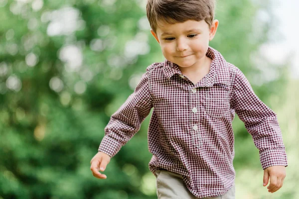 Alegre Lindo Niño Divirtiéndose Parque Feliz Infancia —  Fotos de Stock