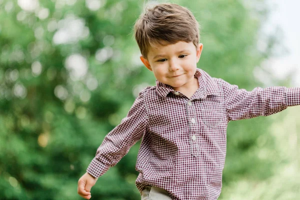 Alegre Lindo Niño Divirtiéndose Parque Feliz Infancia —  Fotos de Stock