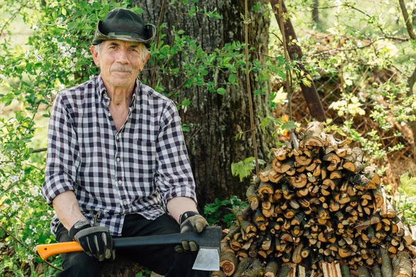 Hombre Mayor Con Hacha Cortando Leña Anciano Arborista Trabajando Jardín — Foto de Stock