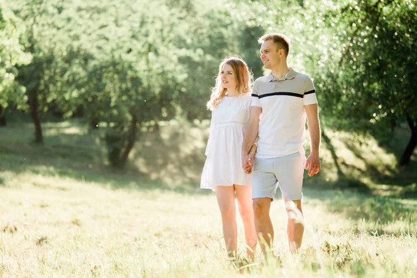 Egy Fiatal Szerelmes Pár Sétál Parkban Jóképű Vidám Szőke Lány — Stock Fotó