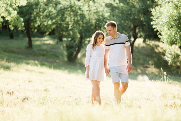 Joven Pareja Bonita Amor Caminando Parque Hermosa Chica Rubia Alegre — Foto de Stock