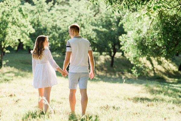 Rückansicht Eines Jungen Hübschen Verliebten Paares Beim Spazierengehen Park Schöne — Stockfoto