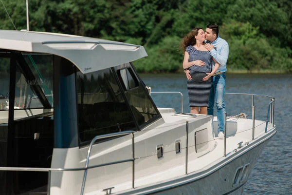 Glad Gravid Kvinna Med Man Yacht Glad Graviditet Koncept Ung — Stockfoto