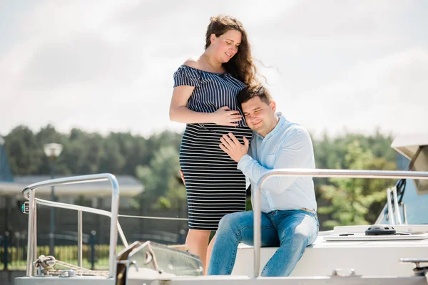 Mujer Embarazada Alegre Con Marido Yate Feliz Concepto Embarazo Familia —  Fotos de Stock