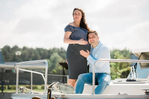 Glad Gravid Kvinna Med Man Yacht Glad Graviditet Koncept Ung — Stockfoto