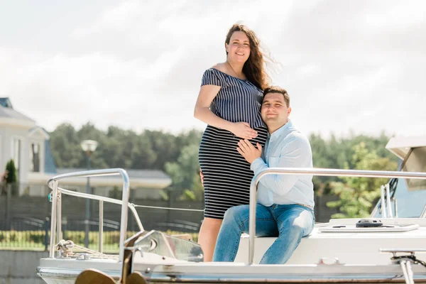 Glad Gravid Kvinna Med Man Yacht Glad Graviditet Koncept Ung — Stockfoto