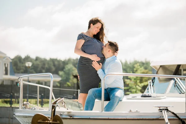 Glad Gravid Kvinna Med Man Yacht Glad Graviditet Koncept Ung — Stockfoto