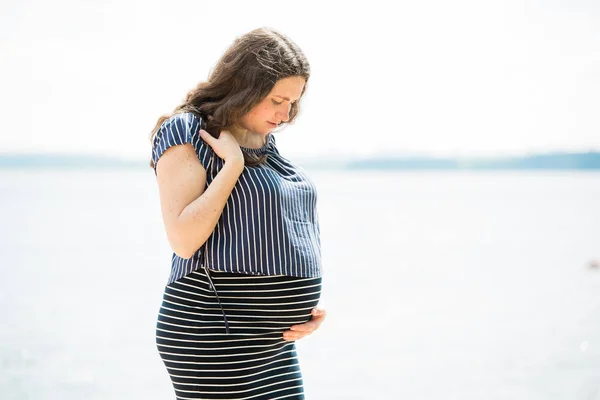 Munter Gravid Kvinde Med Langt Hår Stående Stranden Happy Graviditet - Stock-foto