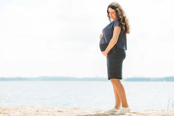 Fröhliche Schwangere Mit Langen Haaren Die Strand Steht Konzept Der — Stockfoto