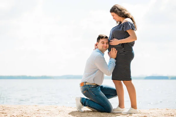 Hombre Guapo Está Escuchando Barriga Esposa Embarazada Chherful Futuro Papá — Foto de Stock