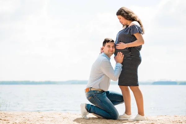 Knappe Man Luistert Naar Buik Van Zijn Zwangere Vrouw Chherful — Stockfoto