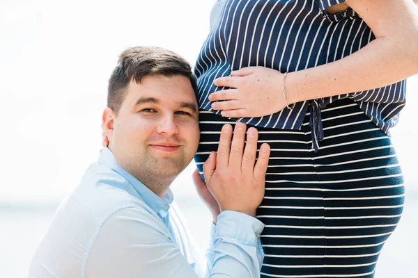 Retrato Cerca Del Hombre Guapo Está Escuchando Barriga Esposa Embarazada —  Fotos de Stock