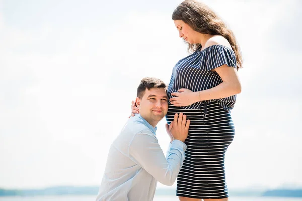 Hombre Guapo Está Escuchando Barriga Esposa Embarazada Chherful Futuro Papá —  Fotos de Stock