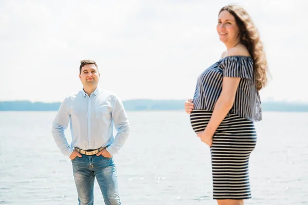 Mujer Embarazada Alegre Con Pelo Largo Pie Playa Con Marido —  Fotos de Stock