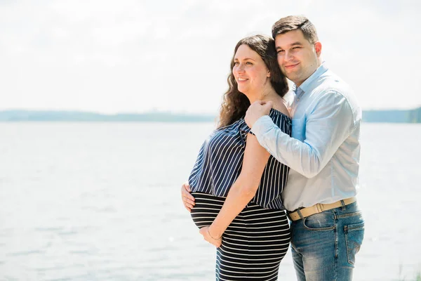 Vrolijke Zwangere Vrouw Met Lang Haar Staande Het Strand Met — Stockfoto