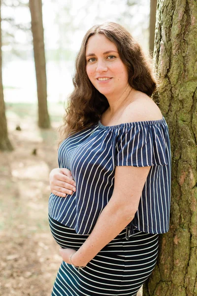 Mujer Embarazada Alegre Con Pelo Largo Pie Bosque —  Fotos de Stock