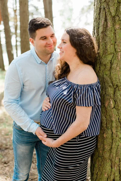 Fröhliche Schwangere Frau Mit Langen Haaren Die Mit Ihrem Mann — Stockfoto
