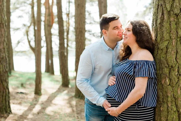 Glad Gravid Kvinna Med Långt Hår Som Står Skogen Med — Stockfoto