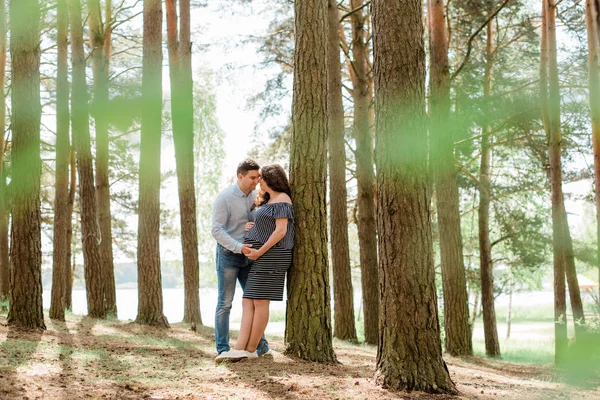 Glad Gravid Kvinna Med Långt Hår Som Står Skogen Med — Stockfoto