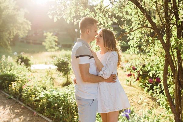 Jovem Casal Bonito Amor Parque Menina Loira Alegre Bonito Vestido — Fotografia de Stock