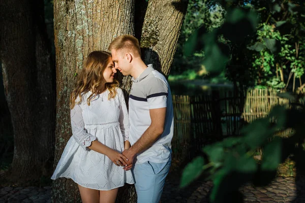 Ung Söt Par Kärlek Stående Park Stilig Glada Blond Flicka — Stockfoto