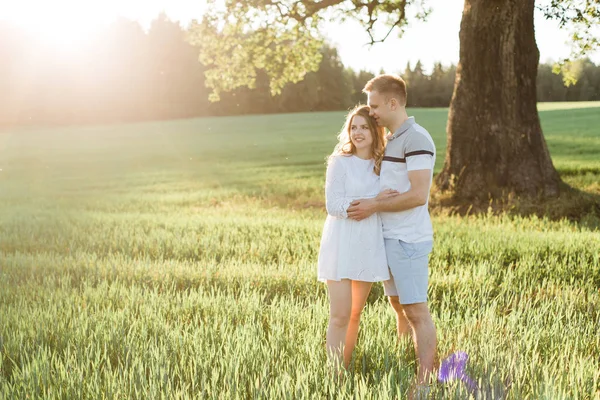 Joven Pareja Bonita Enamorada Pie Parque Hermosa Chica Rubia Alegre — Foto de Stock