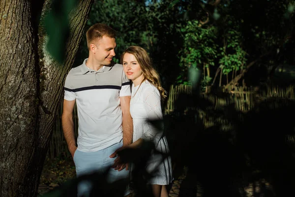 Jonge Mooie Paar Liefde Staande Park Knappe Vrolijke Blonde Meisje — Stockfoto