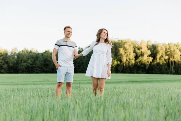 Jonge Mooie Paar Liefde Staande Het Veld Knap Vrolijk Blond — Stockfoto