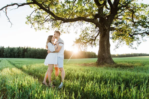 Jovem Casal Bonito Amor Parque Menina Loira Alegre Bonito Vestido — Fotografia de Stock