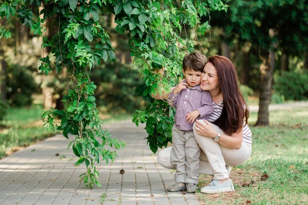 Glückliche Mutter Mit Süßem Kleinen Jungen Der Spaß Freien Hat — Stockfoto
