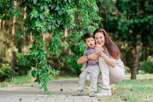 Glückliche Mutter Mit Süßem Kleinen Jungen Der Spaß Freien Hat — Stockfoto