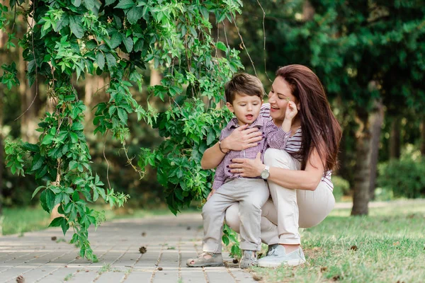 Madre Feliz Con Lindo Niño Divirtiéndose Aire Libre Mujer Alegre — Foto de Stock