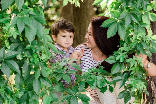 Mãe Feliz Com Menino Bonito Divertindo Livre Mulher Alegre Brincando — Fotografia de Stock