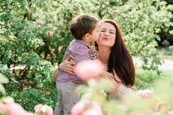 Glückliche Mutter Mit Süßem Kleinen Jungen Der Spaß Freien Hat — Stockfoto