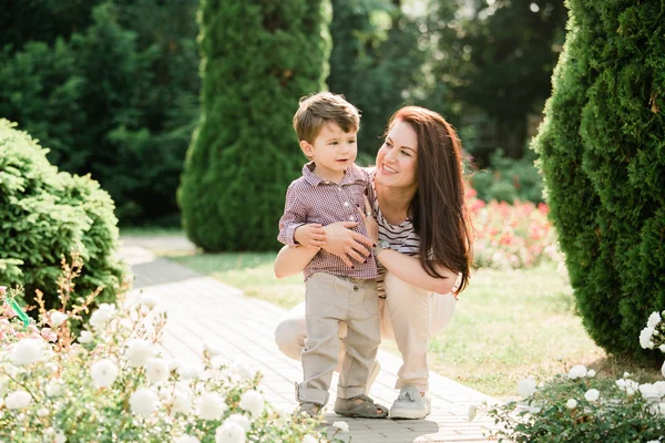 Glückliche Mutter Mit Süßem Kleinen Jungen Der Spaß Freien Hat — Stockfoto