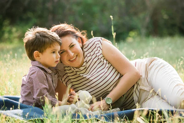 Madre Feliz Con Lindo Niño Divirtiéndose Aire Libre Mujer Alegre — Foto de Stock