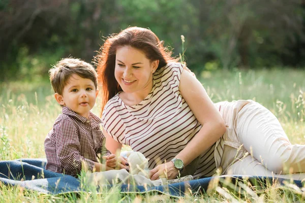 Šťastná Matka Roztomilým Chlapečka Venku Baví Veselá Žena Hrála Synem — Stock fotografie