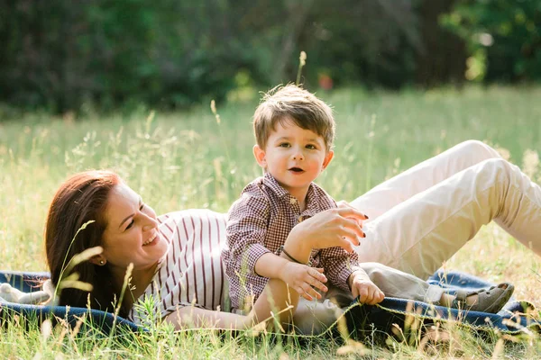 Mãe Feliz Com Menino Bonito Divertindo Livre Mulher Alegre Brincando — Fotografia de Stock