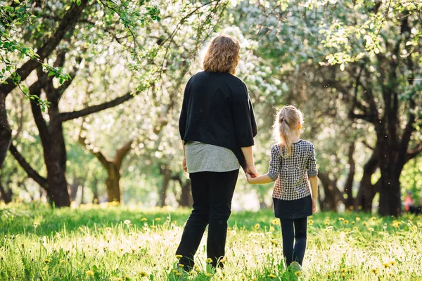 Mutter Und Tochter Haben Spaß Park Glück Und Harmonie Familienleben — Stockfoto