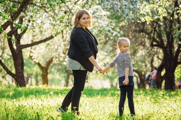 Mãe Filha Divertindo Parque Felicidade Harmonia Vida Familiar Cena Natureza — Fotografia de Stock