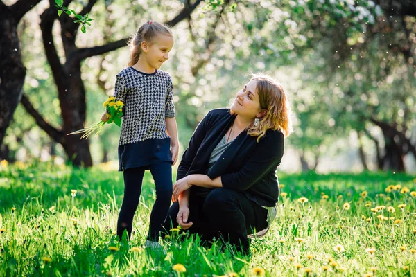 Madre Hija Divirtiéndose Parque Felicidad Armonía Vida Familiar Belleza Escena — Foto de Stock