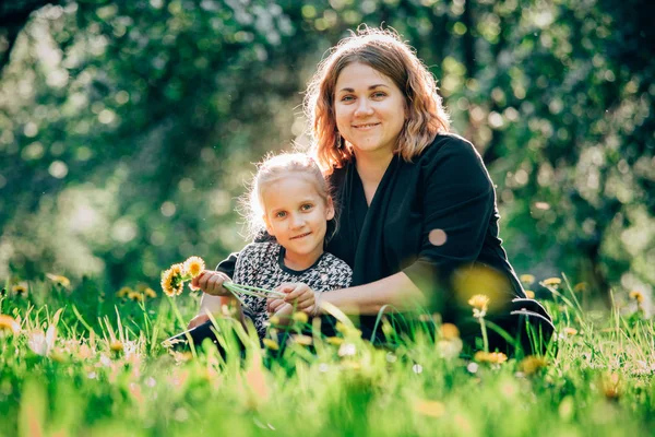 Madre Hija Divirtiéndose Parque Felicidad Armonía Vida Familiar Belleza Escena — Foto de Stock