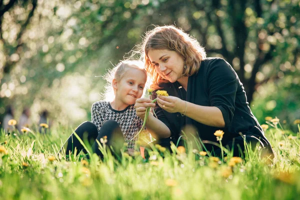 Madre Hija Divirtiéndose Parque Felicidad Armonía Vida Familiar Belleza Escena — Foto de Stock